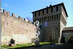 Galliate - Castello, cortile interno